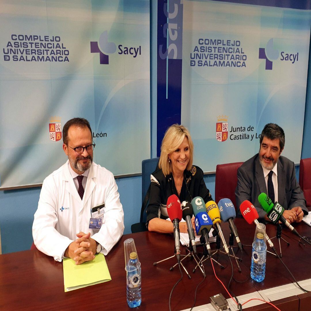 En el centro, la nueva consejera de Sanidad de la Junta, Verónica Casado