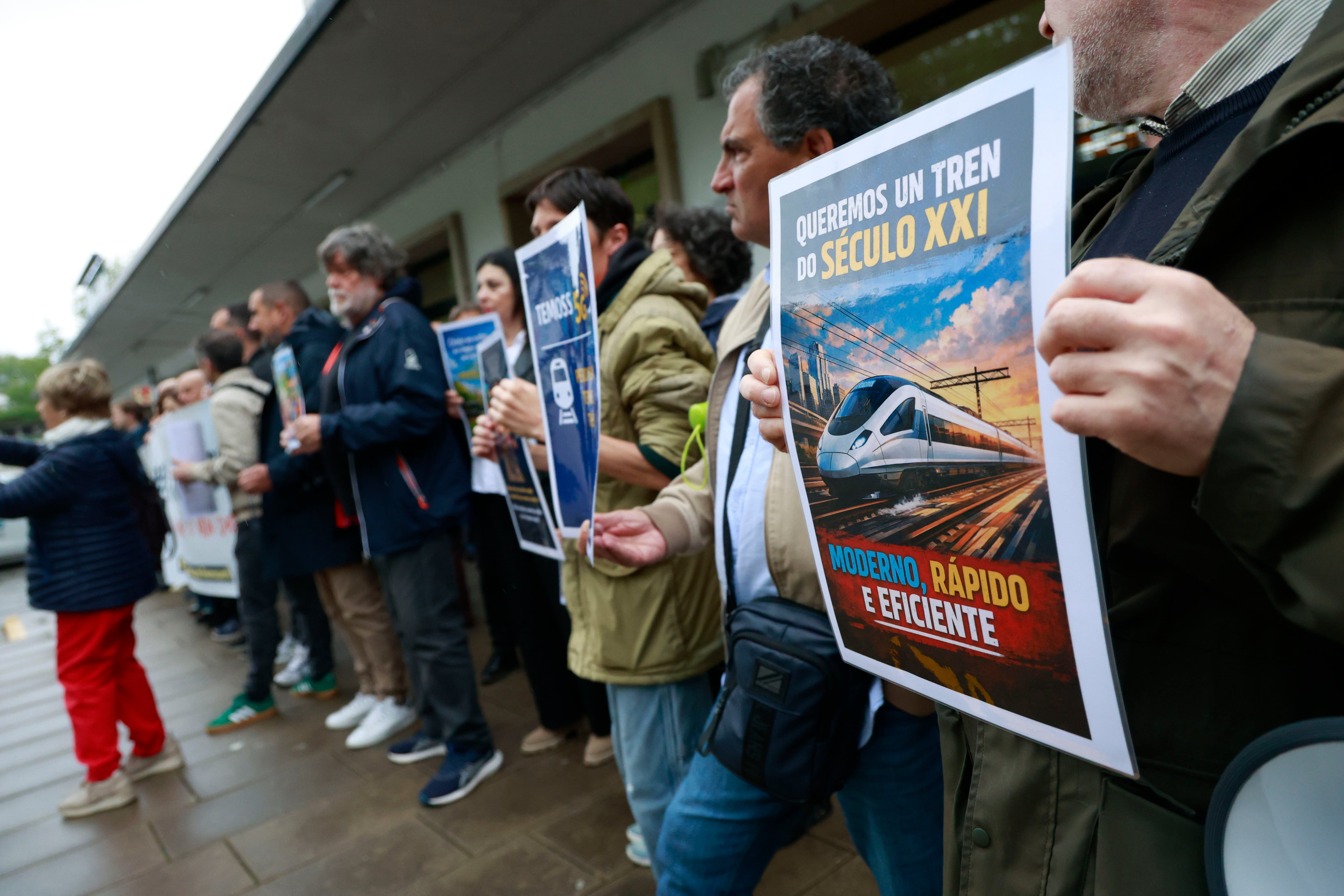 FERROL, 11/04/2026.- Miembros del Foro Cidadán polo Ferrocarril, que en noviembre desarrolló una manifestación por la modernización del tren a Ferrol, protestan este sábado en la estación de tren de Ferrol antes del inicio del viaje reivindicativo hasta Betanzos.EFE/ Kiko Delgado