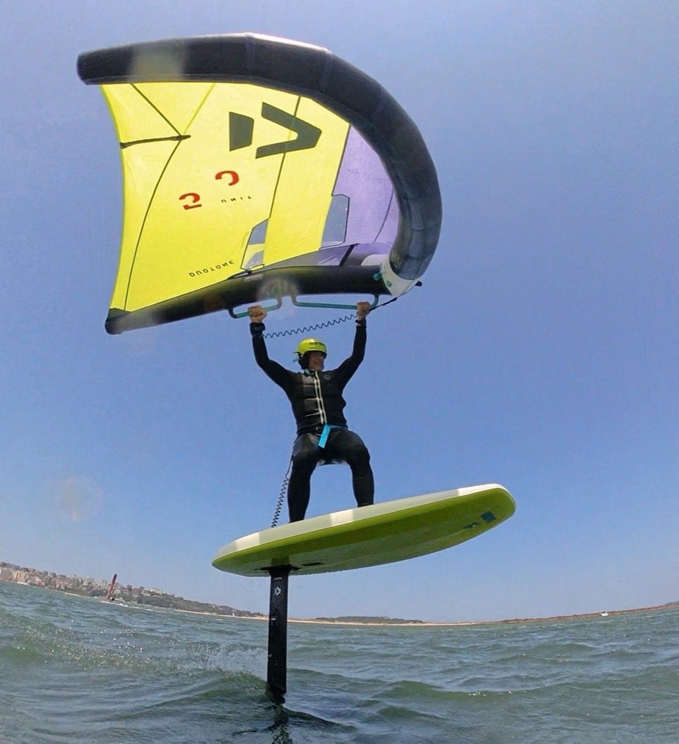 Un hombre prácticamente windfoil en Cantabria.
