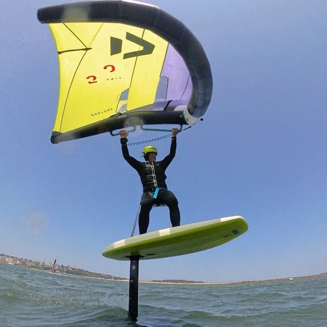 Un hombre prácticamente windfoil en Cantabria.