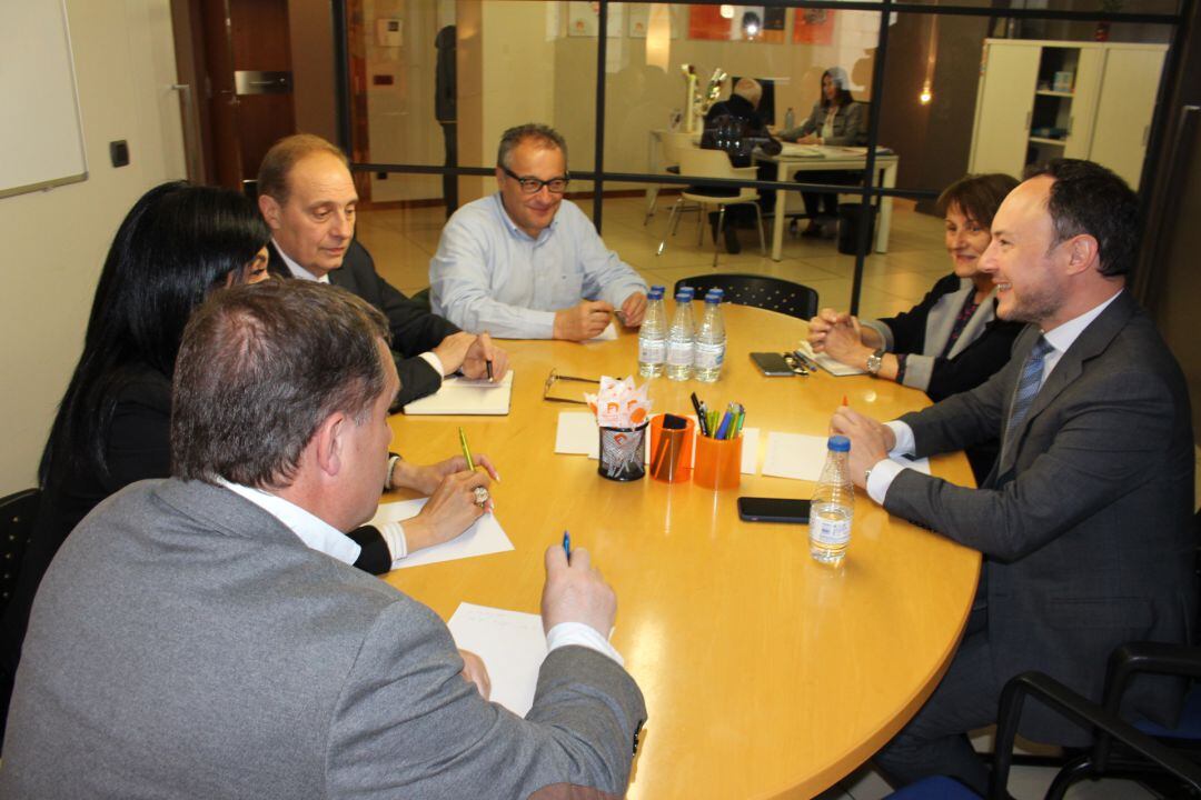 Primera reunió post eleccions entre Demòcrates i Terceravia