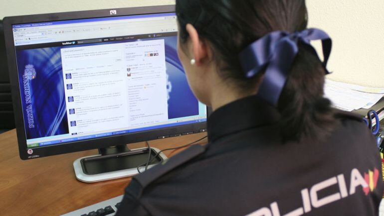 Un agente de la Policía Nacional restrea las redes sociales