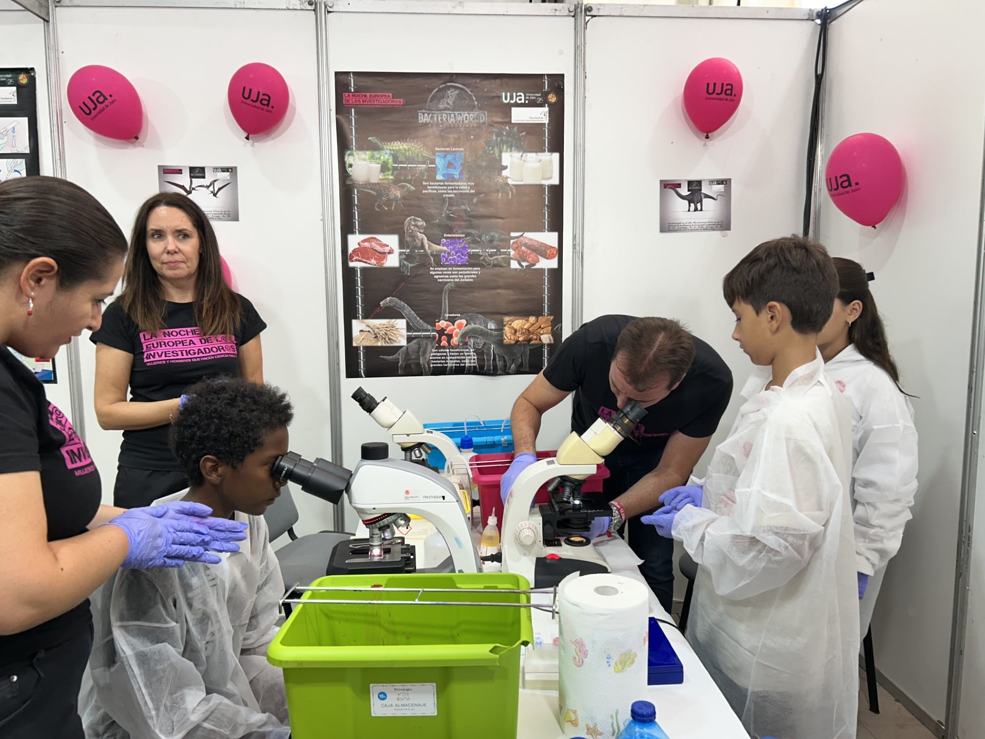 Varios niños y niñas participan en un taller de la Noche Europea de los Investigadores en Jaén.