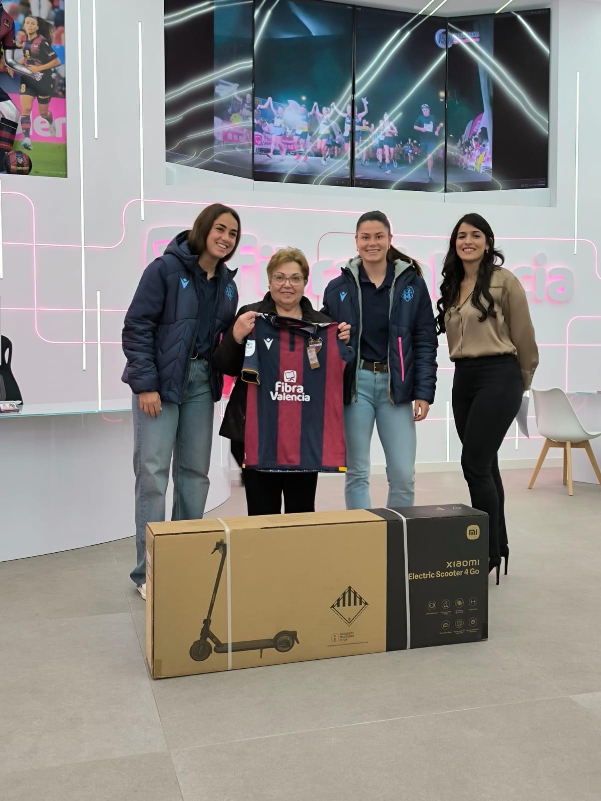 Araceli Alemany, una de las ganadoras, recoge su Scooter Essential en el sorteo realizado con motivo del Día de la Mujer