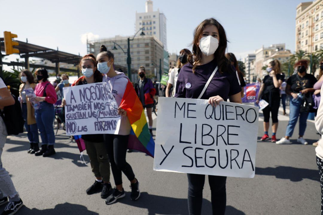 Varios colectivos feministas se manifiestan por el día internacional de la mujer, pidiendo la igualdad entre géneros