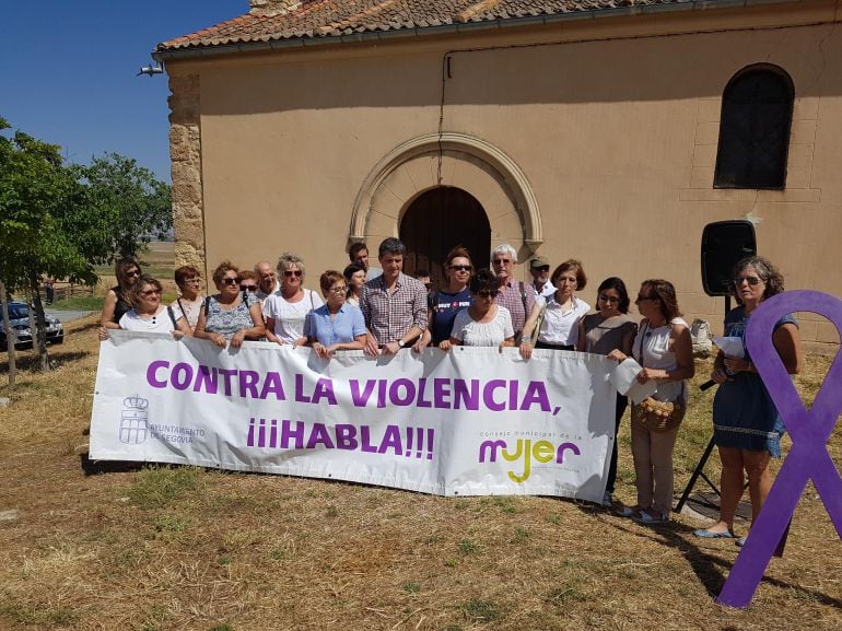 Concentración contra la violencia de género en la explanada de la iglesia de Perogordo.