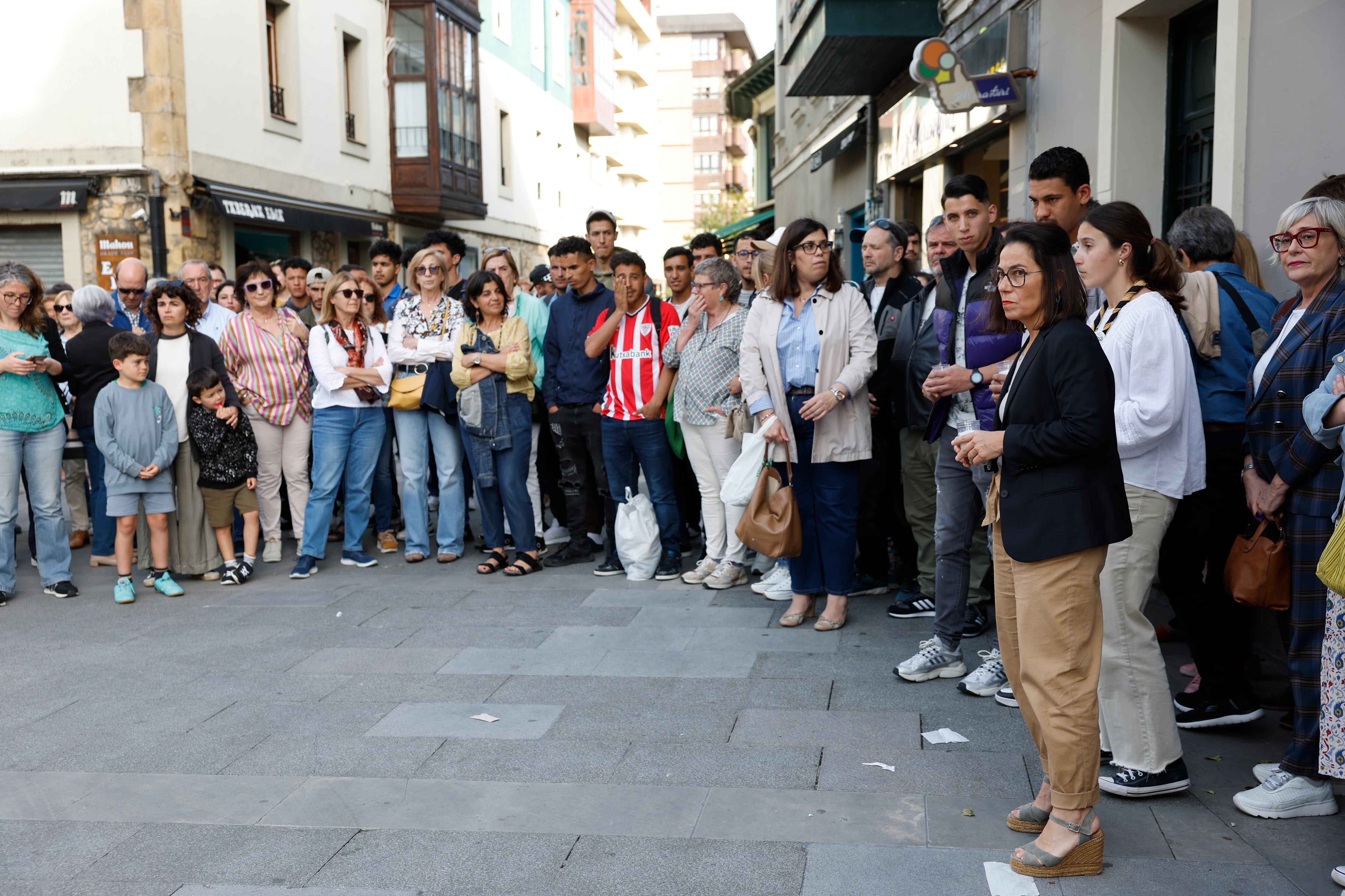 GETXO (BIZKAIA), 28/05/2024.- La alcaldesa de Getxo, Amaia Agirre (d), ha presidido este martes la concentración silenciosa que la corporación municipal ha celebrado en memoria del joven de 24 años, vecino de la localidad, que falleció tras ser apuñalado en el barrio de Algorta. EFE/ Miguel Toña
