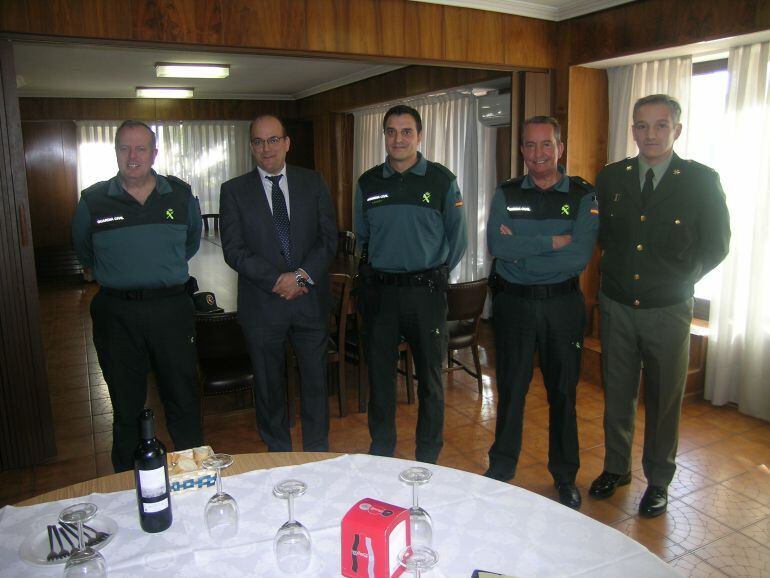 En el centro el guardia que salvó al niño