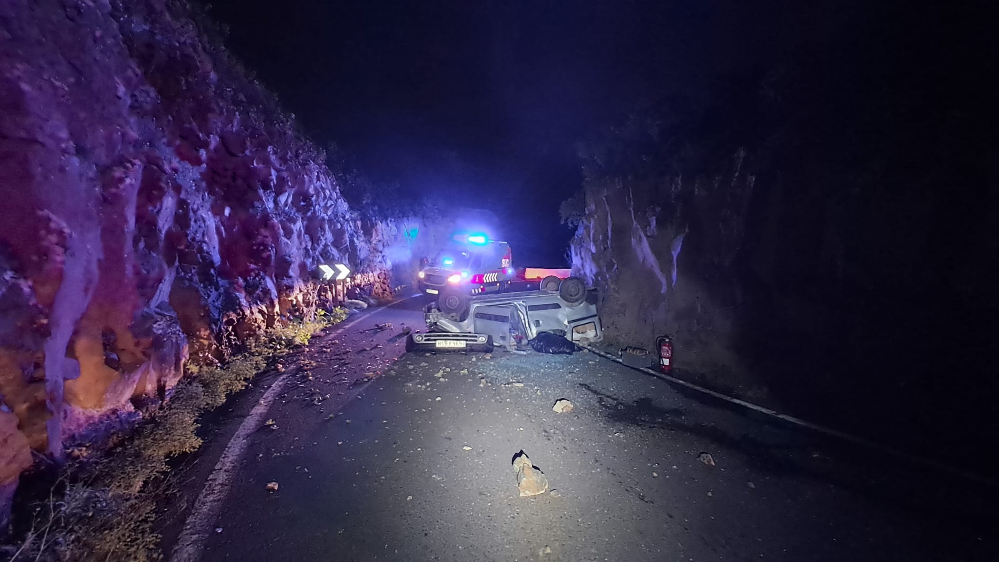 El vehículo volcado en Lanzarote.