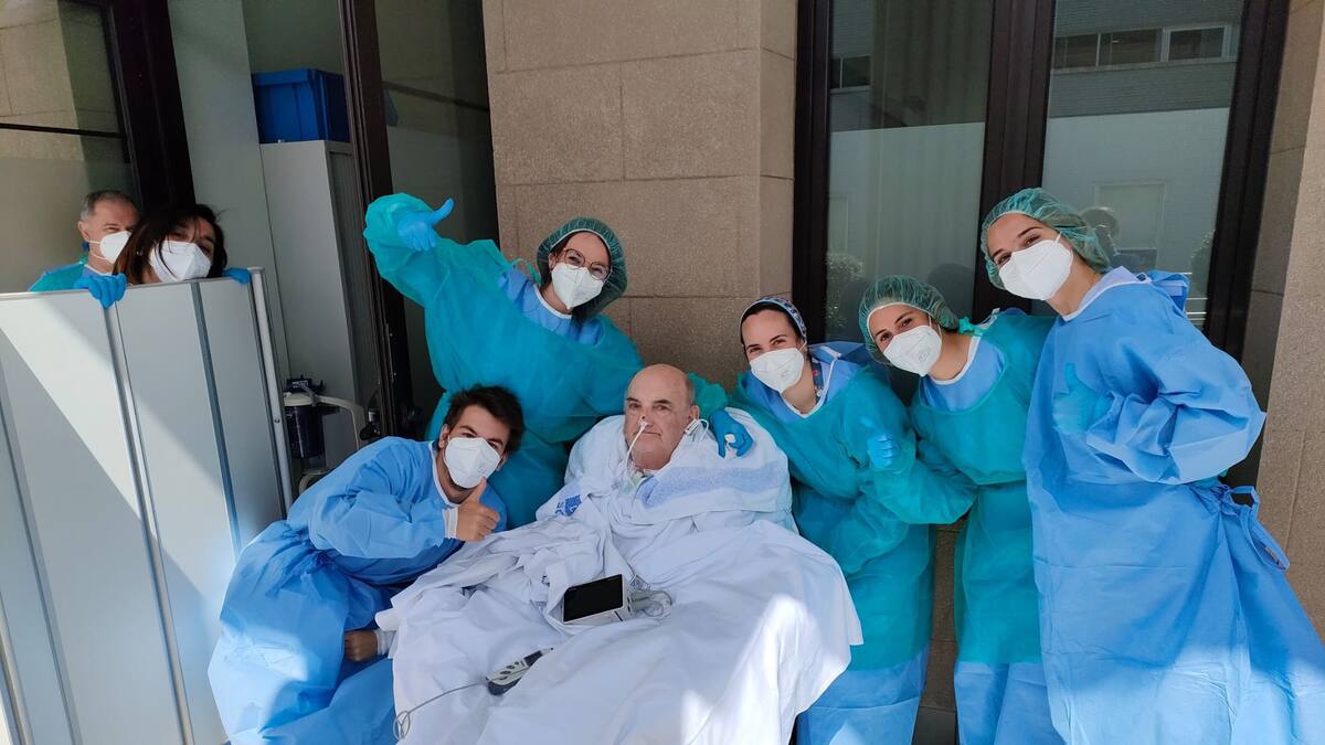 Paulino Gómez sale al balcón de Valdecilla desde la UCI