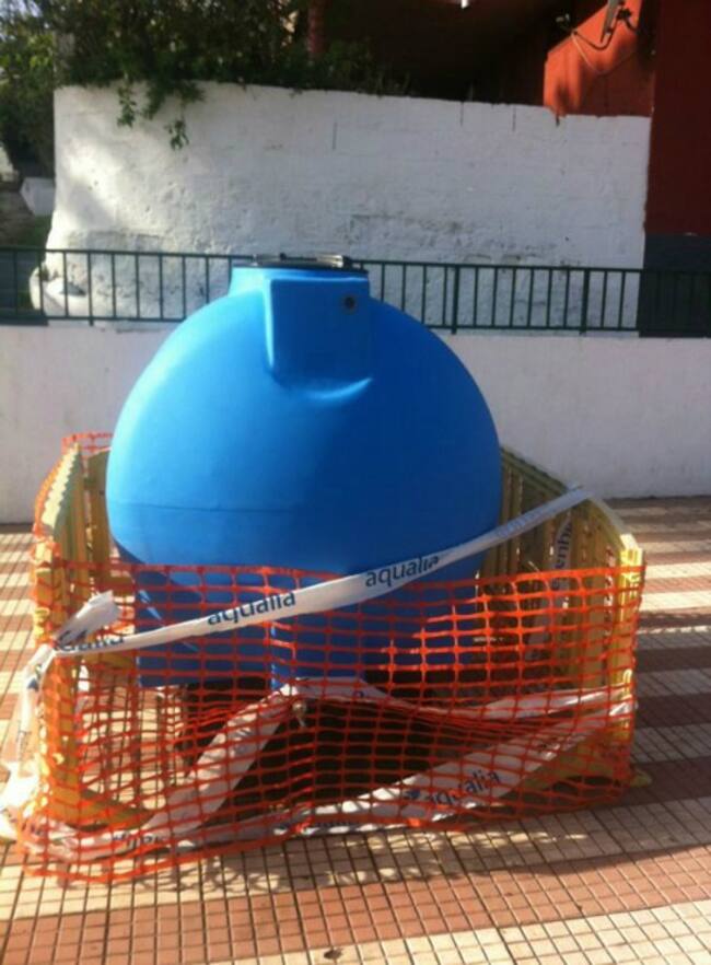 Bidón de agua, situado en la calle