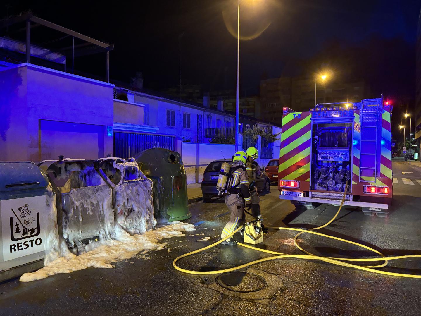 Los bomberos, actuando en el incendio de los contenedores en la calle Vicente Campo