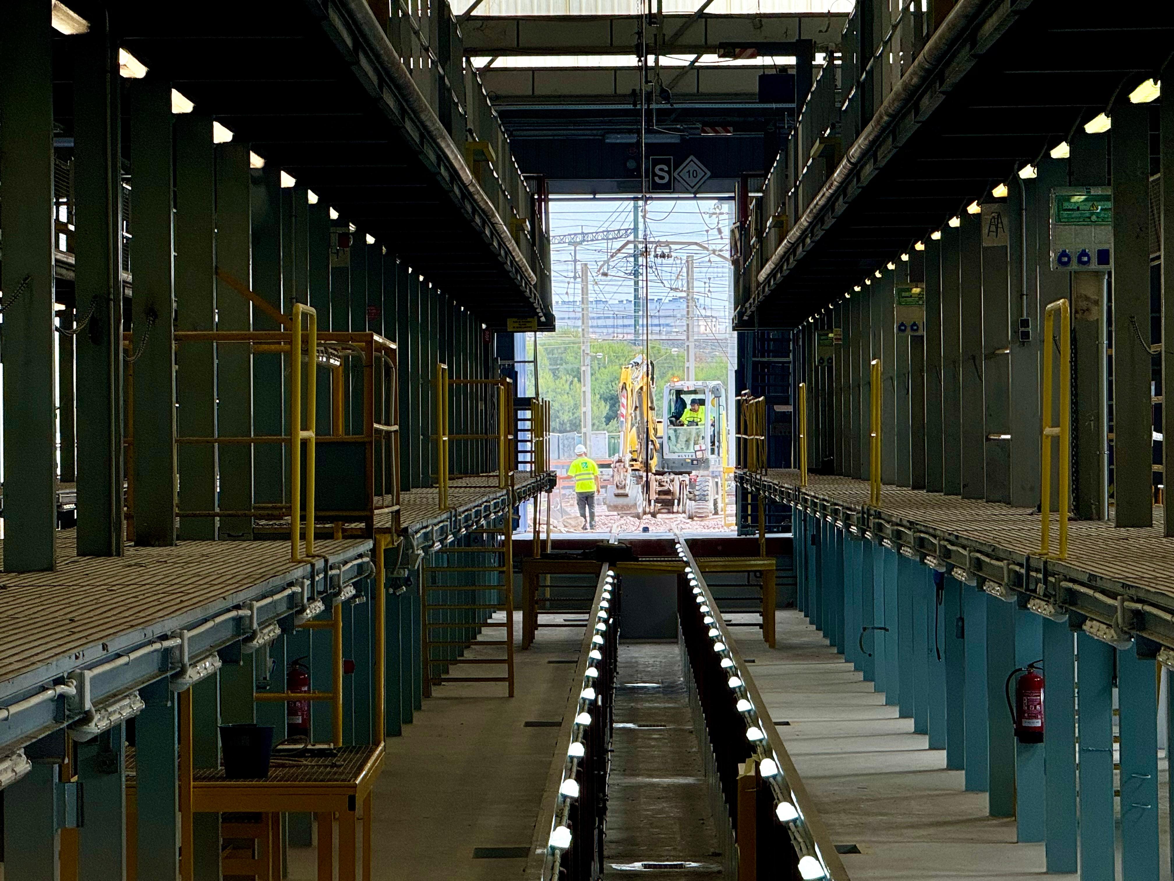 El conseller de Infraestructuras, Vicente Martínez Mus, visita las obras de reconstrucción de los talleres de València Sud que asoló la DANA del pasado 29 de octubre