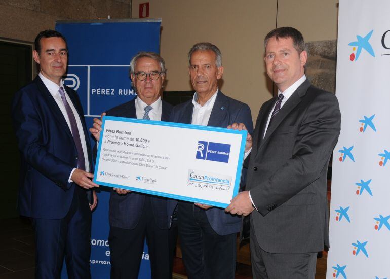 El presidente de Pérez Rumbao, José Ramón Pérez Nieto, el director territorial en Galicia de CaixaBank, Emilio Barreiro, el director comercial de CaixaBank Consumer, Manuel Ble, entregando los donativos, al presidente de Proxecto Home Galicia, Ramón Cresp