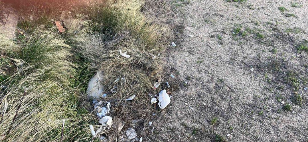 El PP de Lorca denuncia la acumulación de restos de basura y matorrales en los solares de Santa Clara