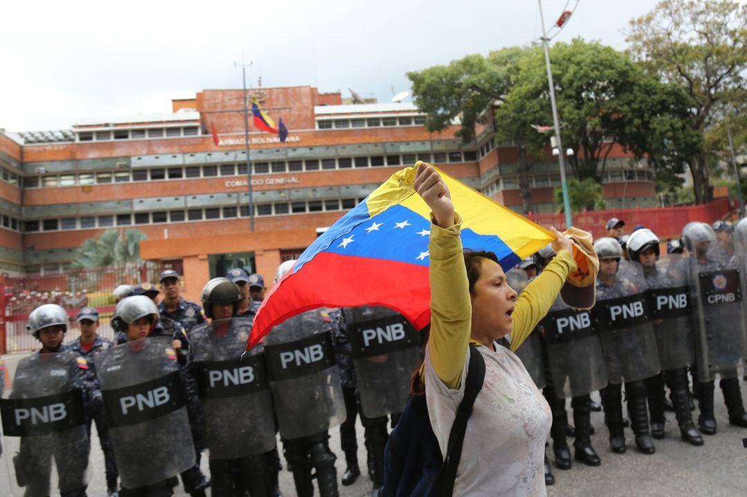 Una manifestante delante de la Policía Nacional Bolivariana.