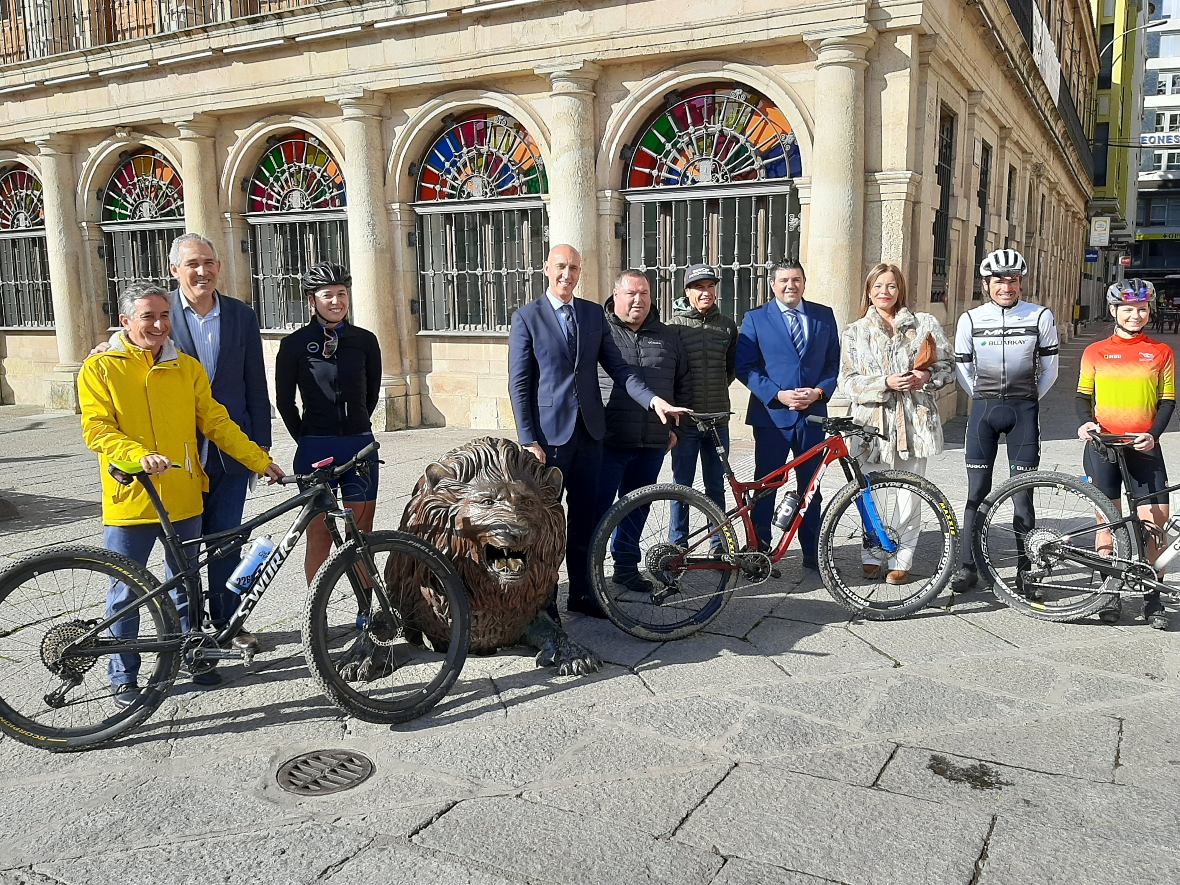 José Antonio Díez, alcalde de León, presidió el encuentro entre ciclistas y patrocinadores de la prueba