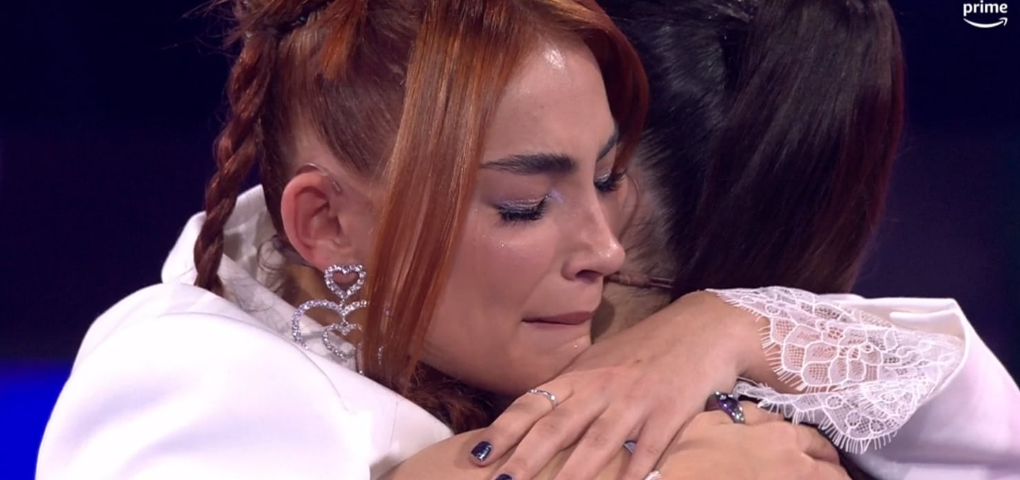 Violeta rompe a llorar junto a Chiara.