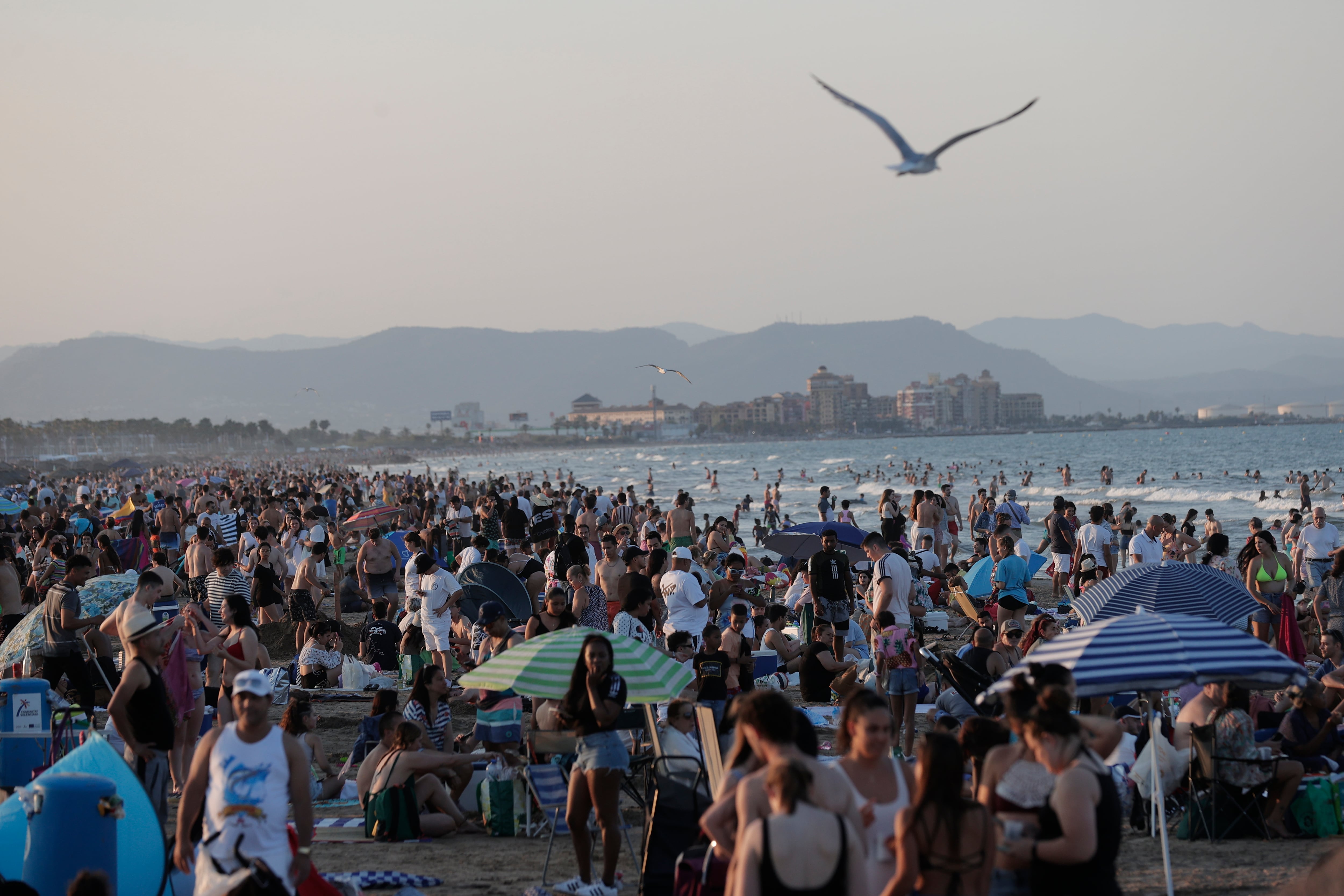 VALENCIA, 23/06/2023.- Miles de personas abarrotan hoy viernes la playa de la Malvarrosa, en Valencia, para celebrar la Noche de San Juan. EFE/Manuel Bruque
