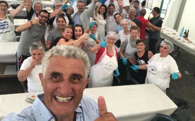 Fernando Romay, pregonero de la Feira do Bonito, con algunos de los trabajadores del evento