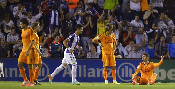 Los jugadores del Madrid se desesperan tras el gol de Osorio y el júbilo desatado en Zorrilla.