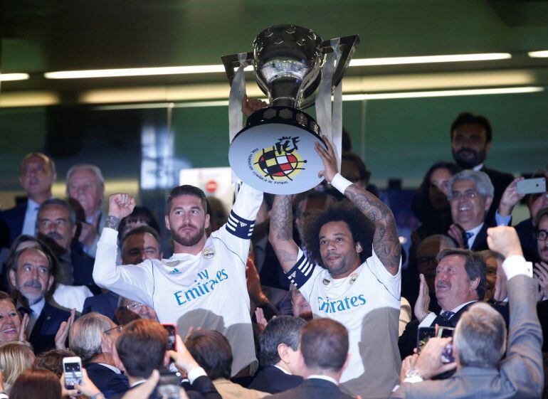 Sergio Ramos y Marcelo posan con el trofeo de la Liga. 