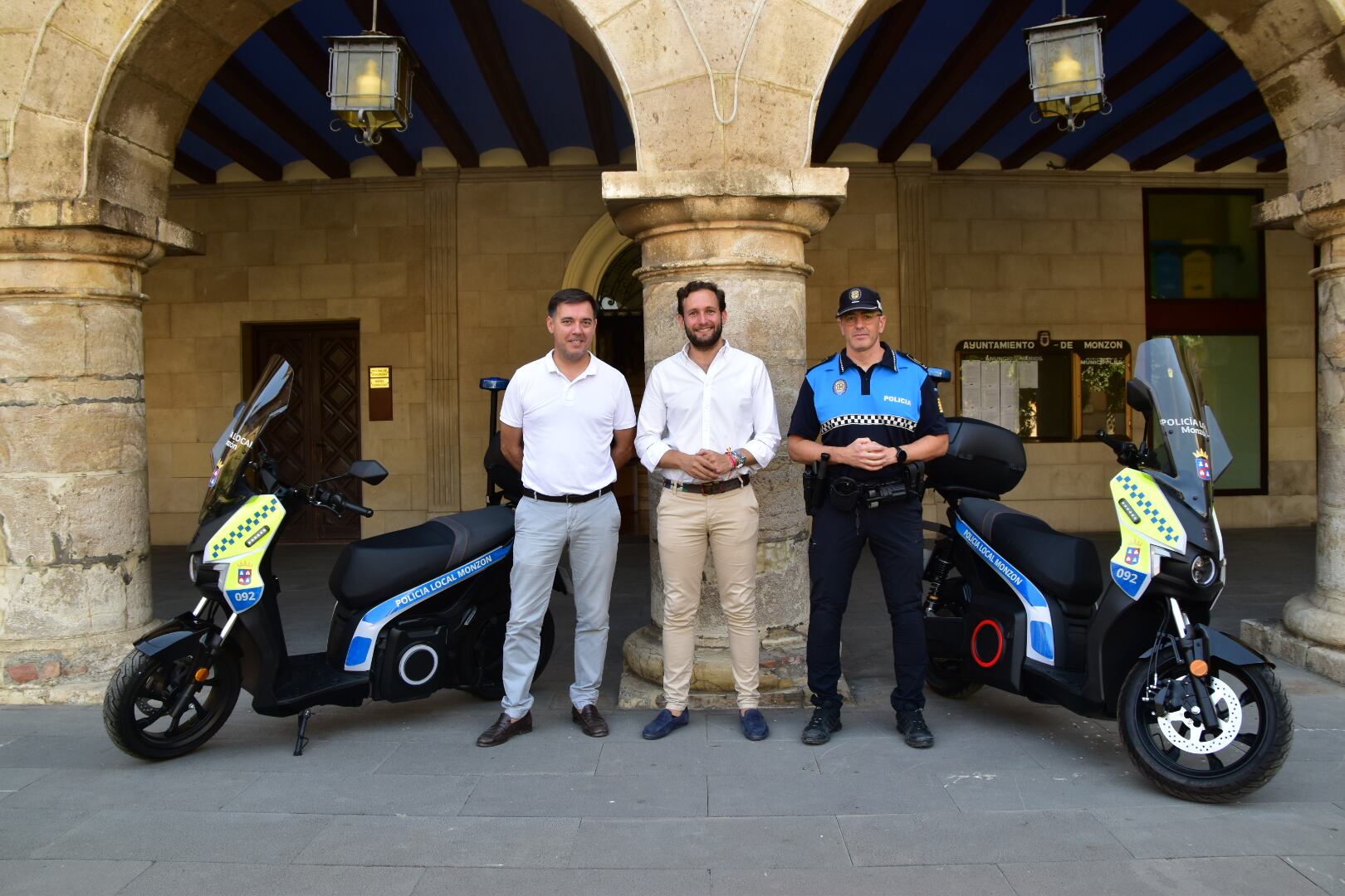 Monzón sustituye dos motos de la Policía Local por eléctricas