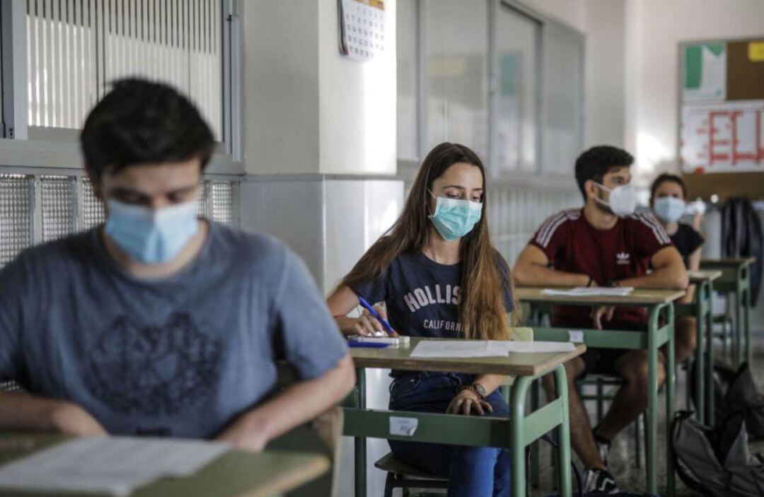 Estudiantes de bachillerato durante la realización de los exámenes selectividad de 2020 en un instituto de València