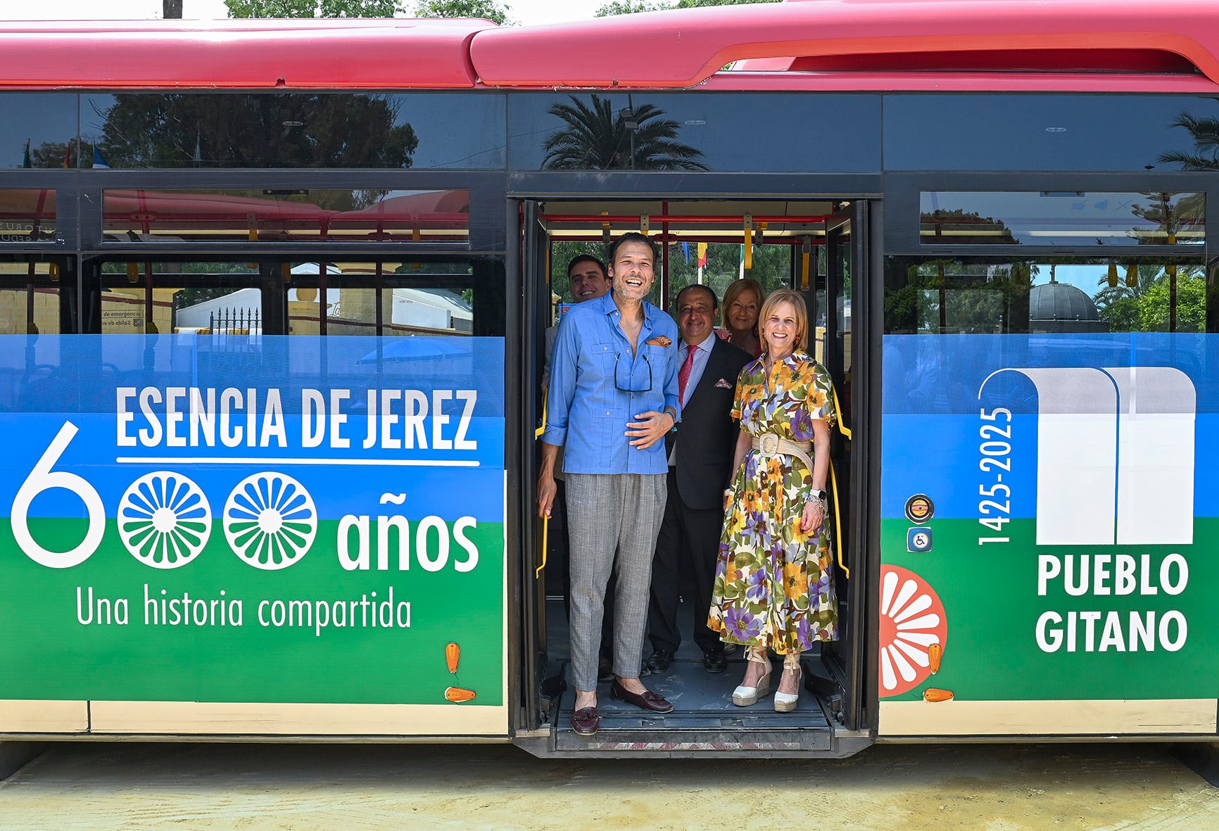 Autobuses urbanos de Jerez serigrafiados en homenaje al Pueblo Gitano