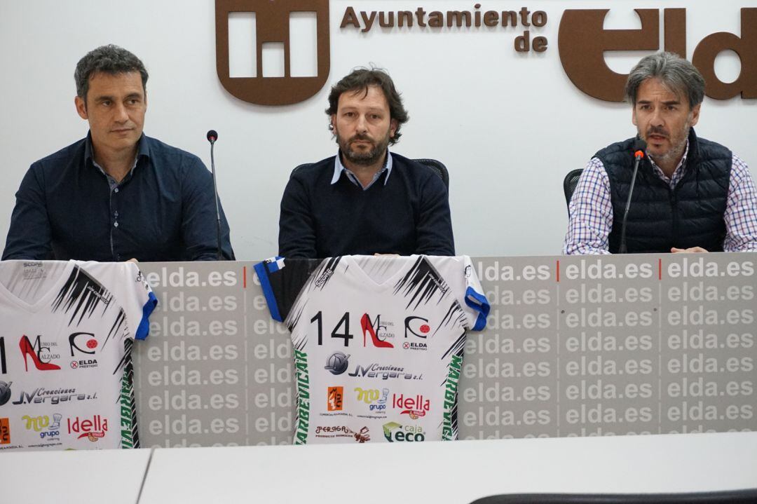 El entrenador del Elda Prestigio, Antonio Mateo, flanqueado por José Miguel Cantos (I) y el presidente, Manolo Pastor