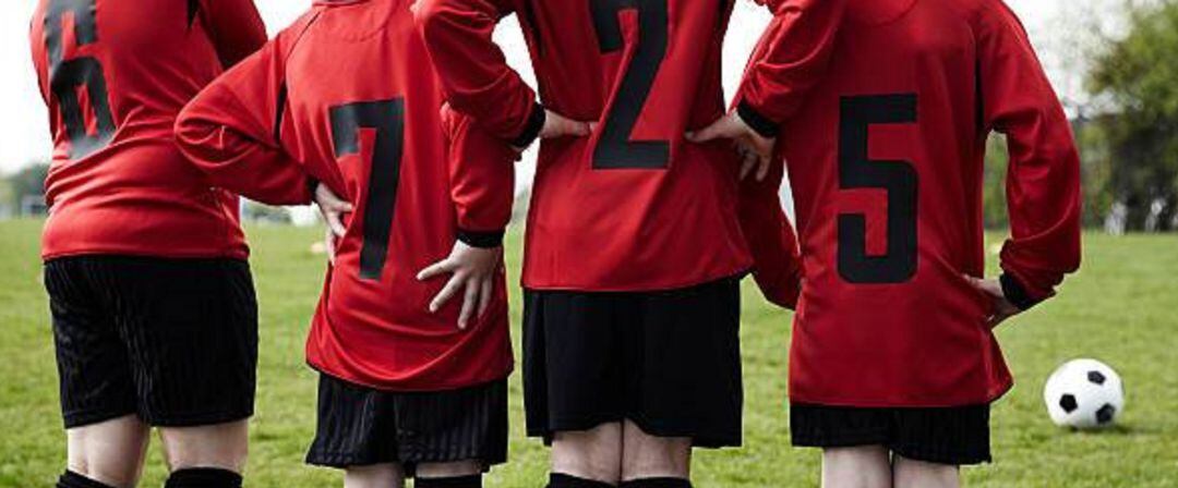 Niños en un entrenamiento de fútbol