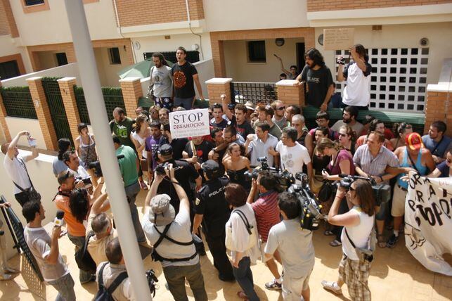 Una concentración  contra un desahucio en Málaga