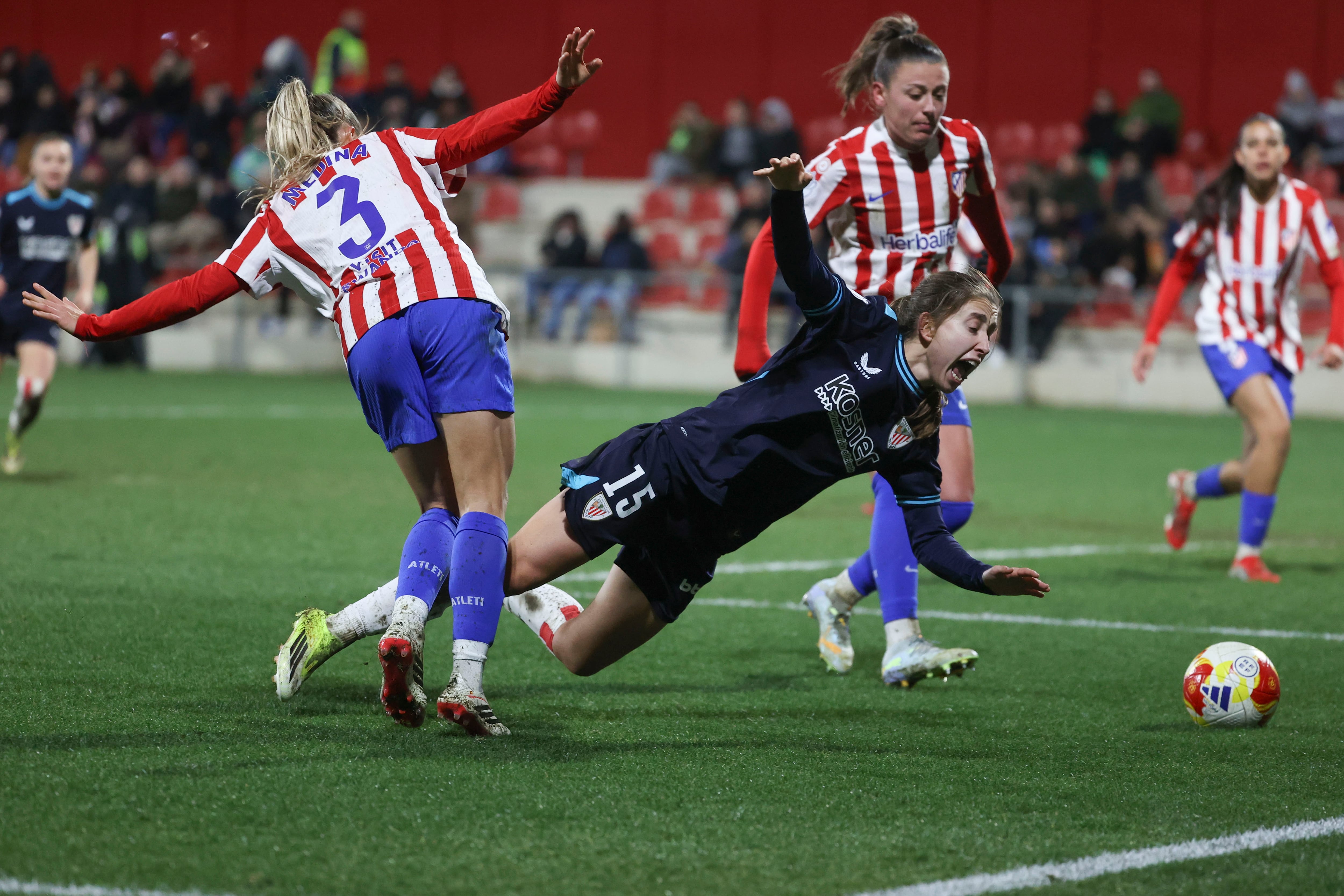 Clara Pinedo disputa un balón con la defensa del Atlético Andrea Medina durante el partido de cuartos de final de la Copa de la Reina