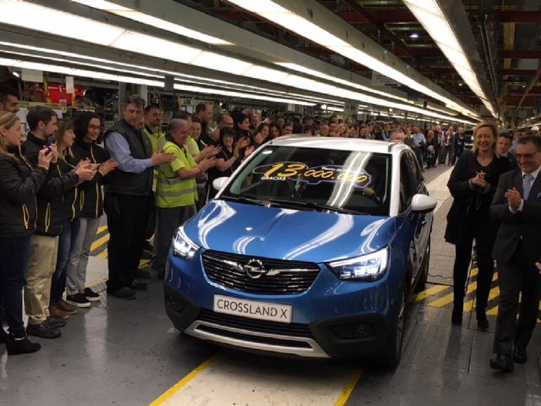 El vehículo trece millones, un Opel Crossland X, sale de la cadena de montaje de la planta de Opel en Figueruelas