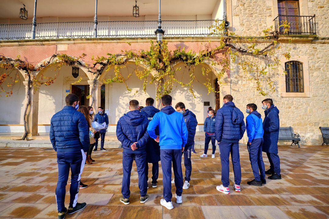 La plantilla de la Arandina frente a la ermita de la Virgen de las Viñas el día de la ofrenda a la patrona de la villa.