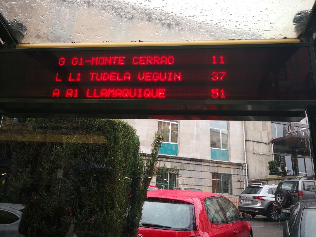 La huelga dispara los tiempos de espera en las paradas del autobús urbano en Oviedo