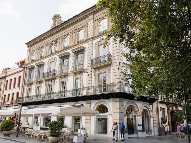 El Tayko Sevilla conserva la fachada de Gómez Millán