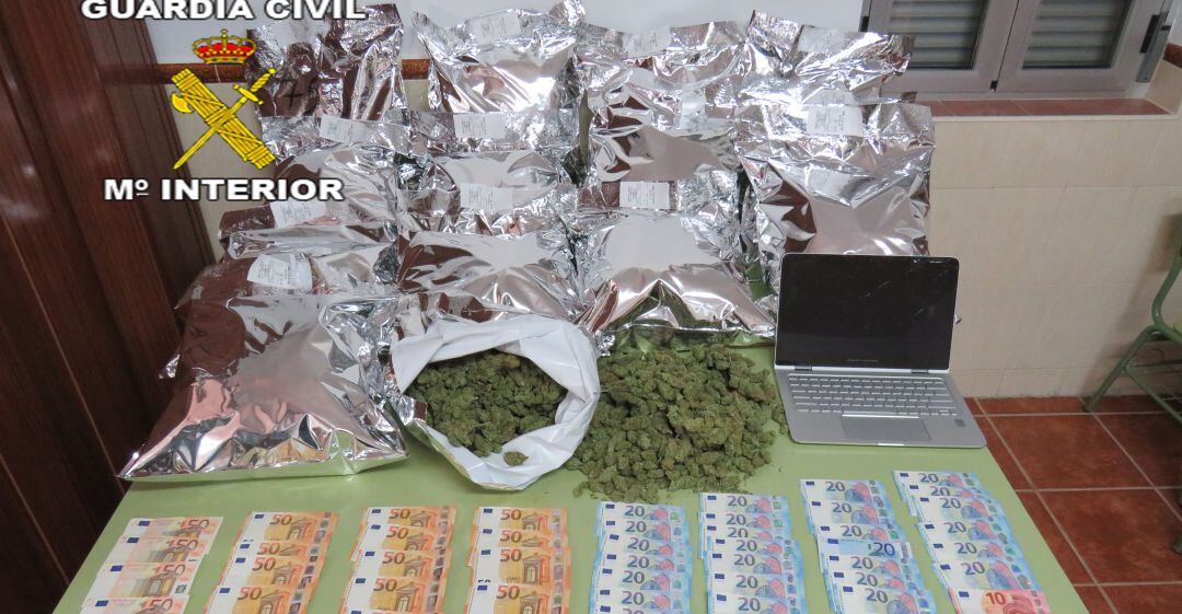 Marihuana y material intervenido al ciudadano de origen francés.