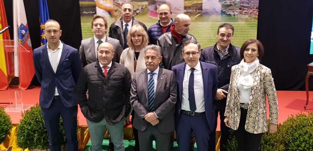 Foto de familia en la firma del protocolo de comarcalización