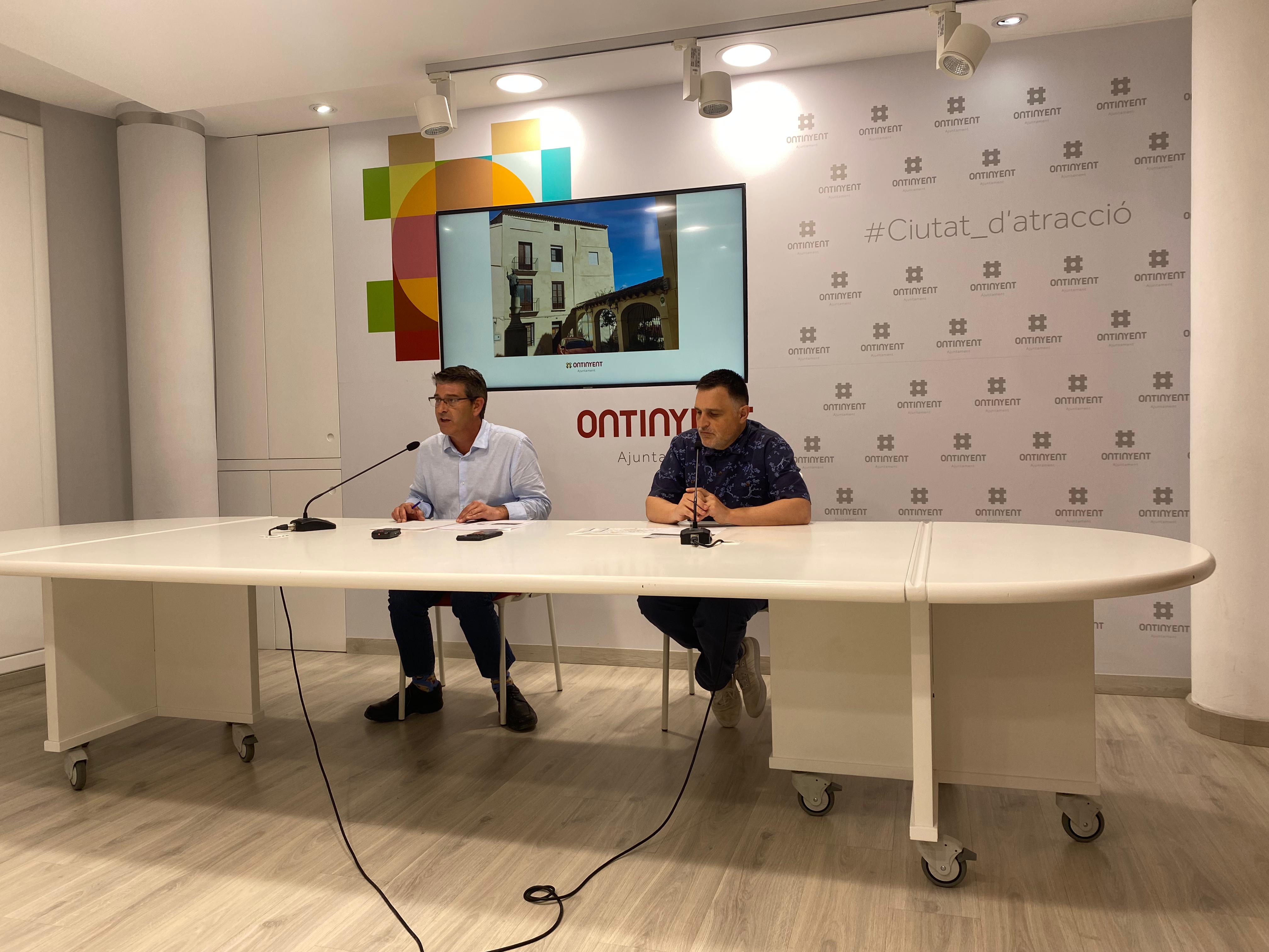 El alcalde de Ontinyent, Jorge Rodríguez, junto al concejal de Territorio, Óscar Borrell, durante la rueda de prensa en la que presentaron el balance de las ejecuciones subsidiarias realizadas entre 2021 y 2025