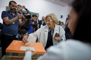 MADRID, SPAIN - MAY 24: &#039;Ahora Madrid&#039; (Now Madrid) candidate, Manuela Carmena casts her vote at a polling station on May 24, 2015 in Madrid, Spain. &#039;Ahora Madrid&#039; is a new political party linked to &#039;Podemos&#039;. Spaniards are going to the polls today to vote for mayors and presidents of regional government where new political parties such as &#039;Podemos&#039; (We Can) and &#039;Ciudadanos&#039; (Citizens) will face their first test across the country ahead of General Elections by the end of November. (Photo by Pablo Blazquez Dominguez/Getty Images)