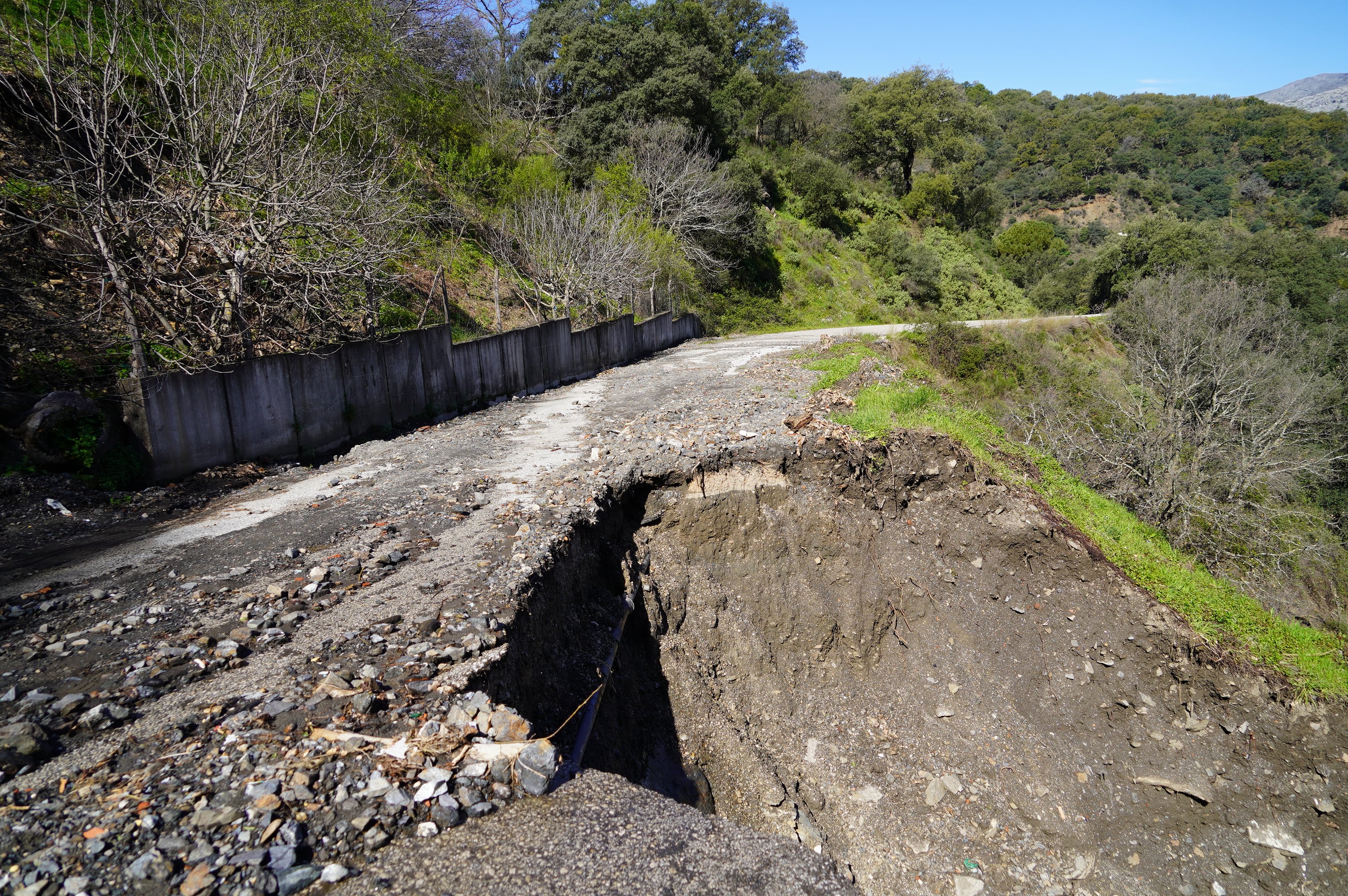Carretera de Pujerra dañada por los efectos de las lluvias de marzo
