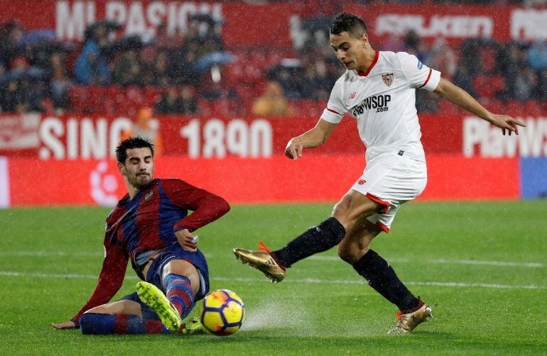 Chema intenta blocar el disparo de Ben Yedder