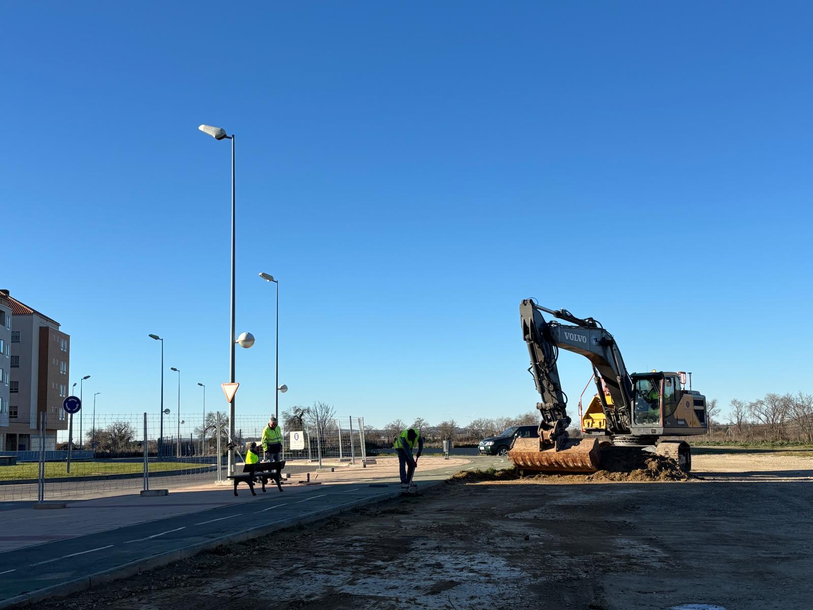 Las máquinas han comenzado a trabajar este lunes en las obras del aparcamiento disuasorio de Pilar Lorengar en Huesca