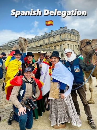 Delegación canaria de camellos en París. @dromemilk