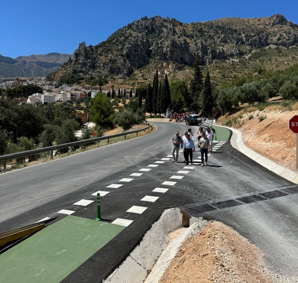 Las autoridades y vecinos/as recorren el carril peatonal de Albanchez de Mágina a Hútar