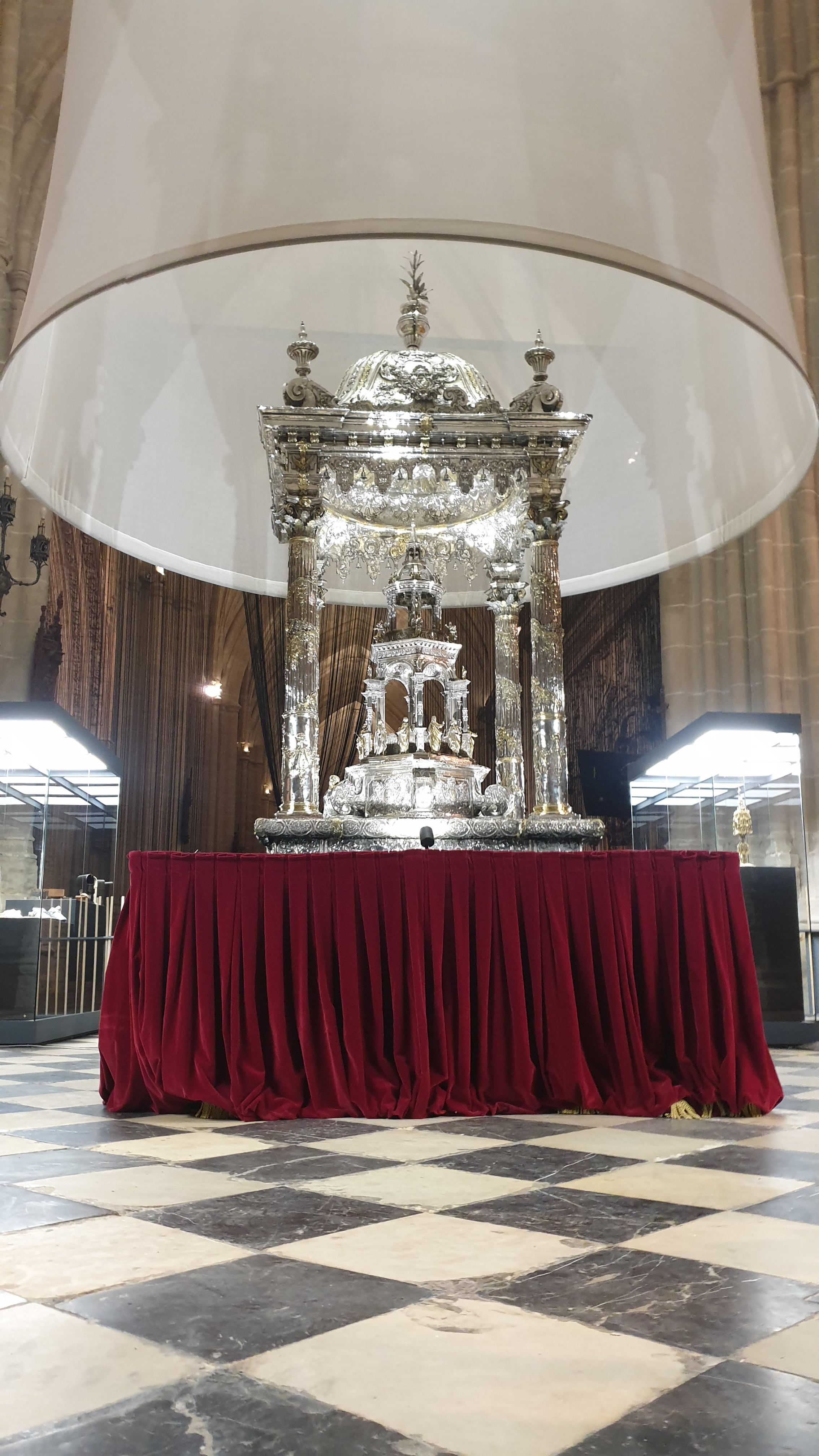 La muestra &quot;Renacer&quot; utiliza elementos textiles para mostrar las joyas que encierra la Catedral de Palencia de una forma totalmente nueva