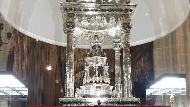 La muestra "Renacer" utiliza elementos textiles para mostrar las joyas que encierra la Catedral de Palencia de una forma totalmente nueva