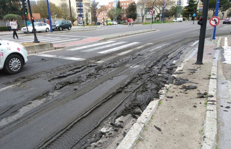 Así quedó la Avenida Antonio Masa tras el vertido 
 
 