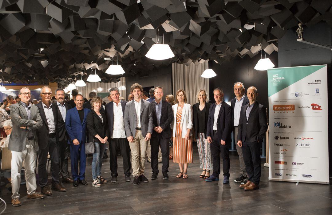 El viceconsejero de Cultura, Joxean Muñoz, el concejal de Cultura del Ayuntamiento donostiarra, Jon Insausti, el director de la Quincena, Patrick Alfaya, la directora de la Cadena SER en Euskadi, Begoña Marañón, y el director de Radio San Sebastián, Óscar Téllez, entre otros asistieron al cierre de la temporada en el Kursaal. 